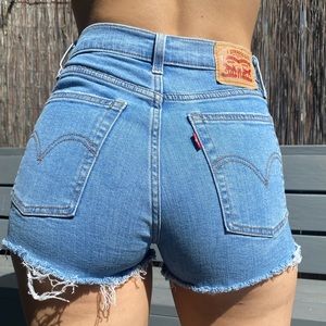 Light wash Levi’s denim shorts💙
